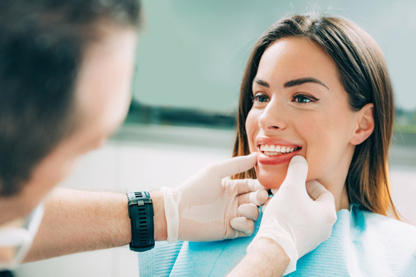 Smile Makeover: Crowns Or Veneers?